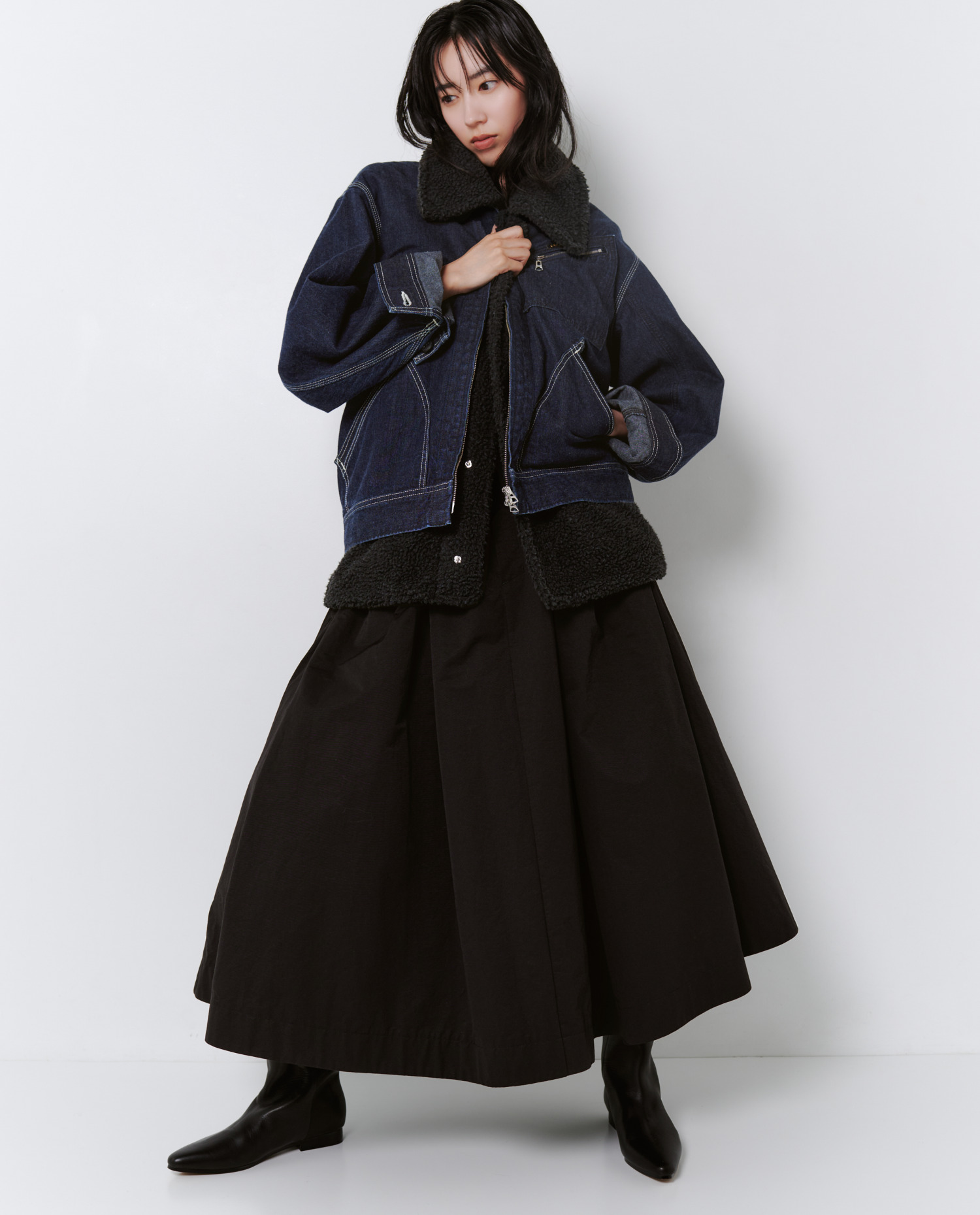 LOOK 001 ボアカラーのデニムジャケットと黒のロングスカートの着用カット