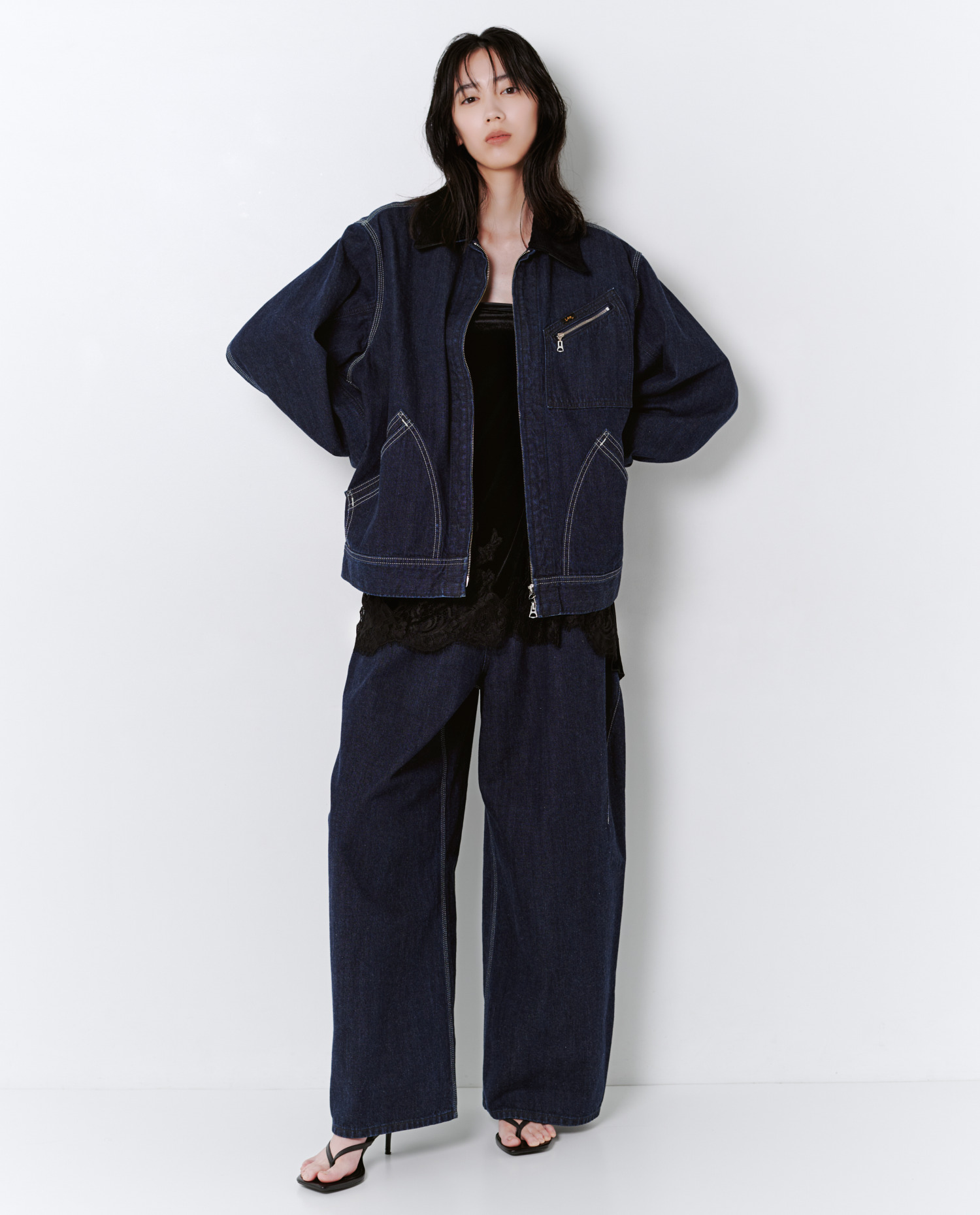 LOOK 003 デニムのセットアップを合わせた着用カット