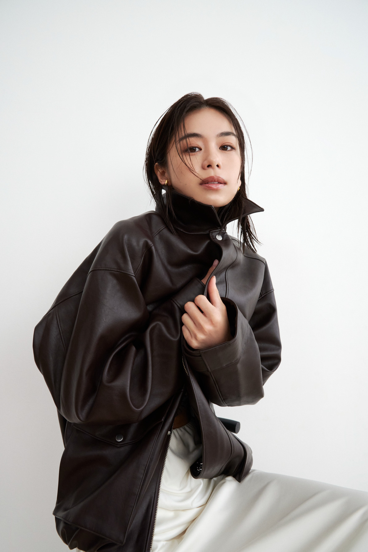 レザージャケットを羽織る佐藤晴美の着用カット