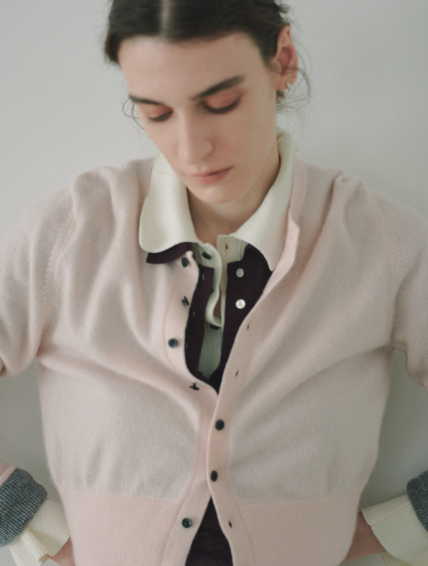 Bicolor Cashmere Compact Knit Cardigan_PNK の着用カット 1枚目