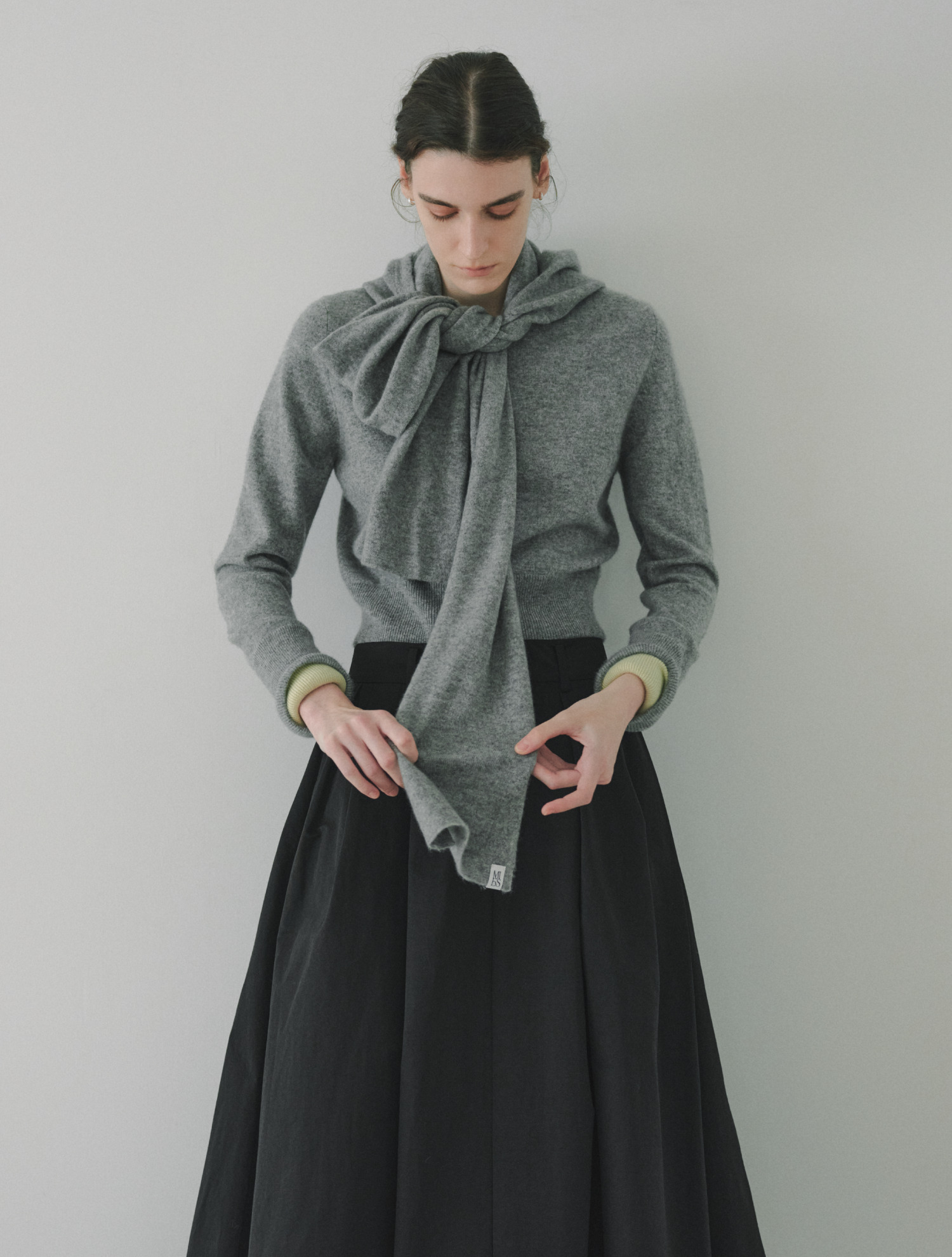 Bicolor Cashmere Compact Knit_GRY の着用カット