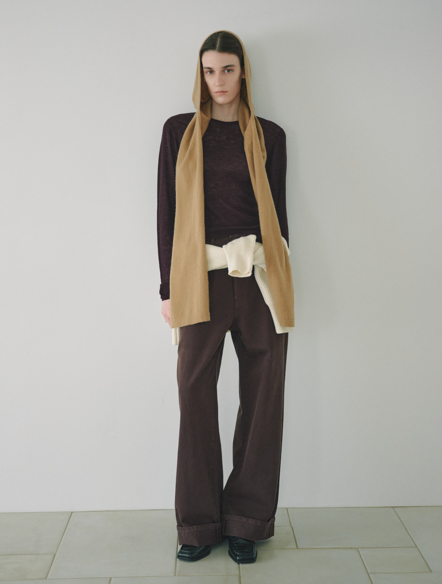 Sheer Wool Crew Knit_WINE の着用カット