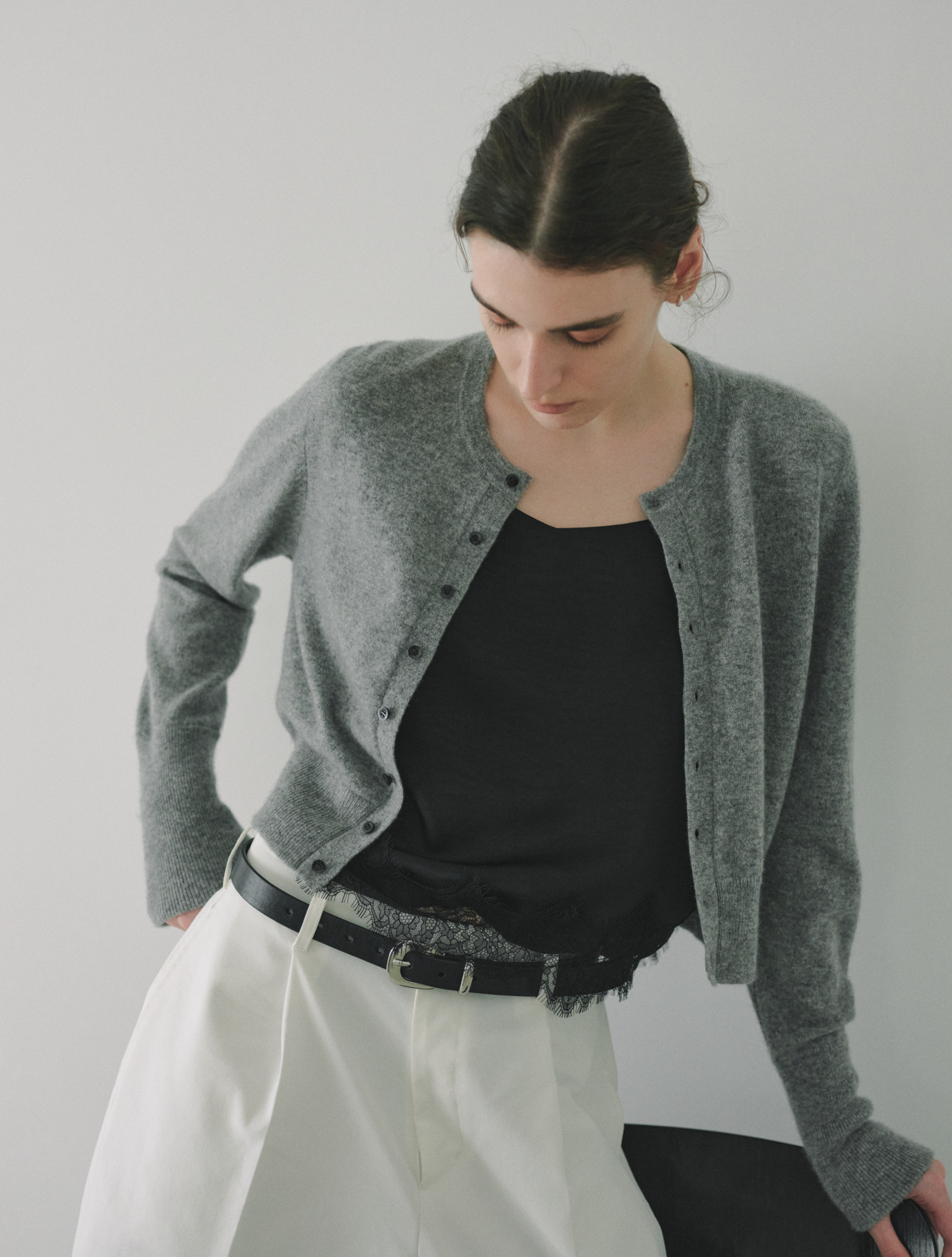 Bicolor Cashmere Compact Knit Cardigan_GRY の着用カット
