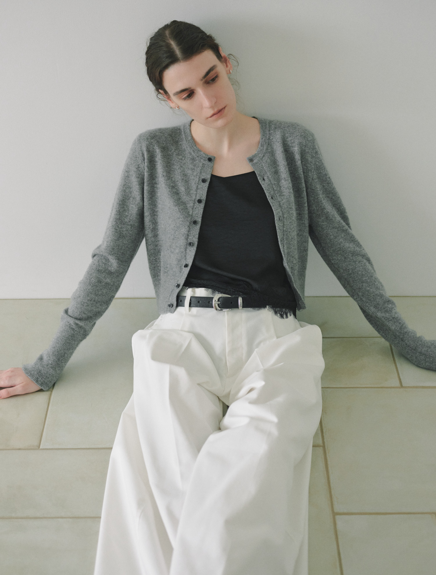 Bicolor Cashmere Compact Knit Cardigan_GRY の着座カット