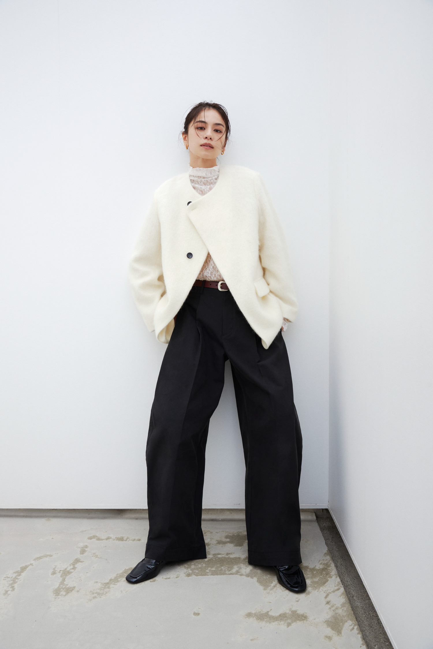 アイボリーのアウターと黒のパンツを着用した佐藤晴美（look 02 1枚目）