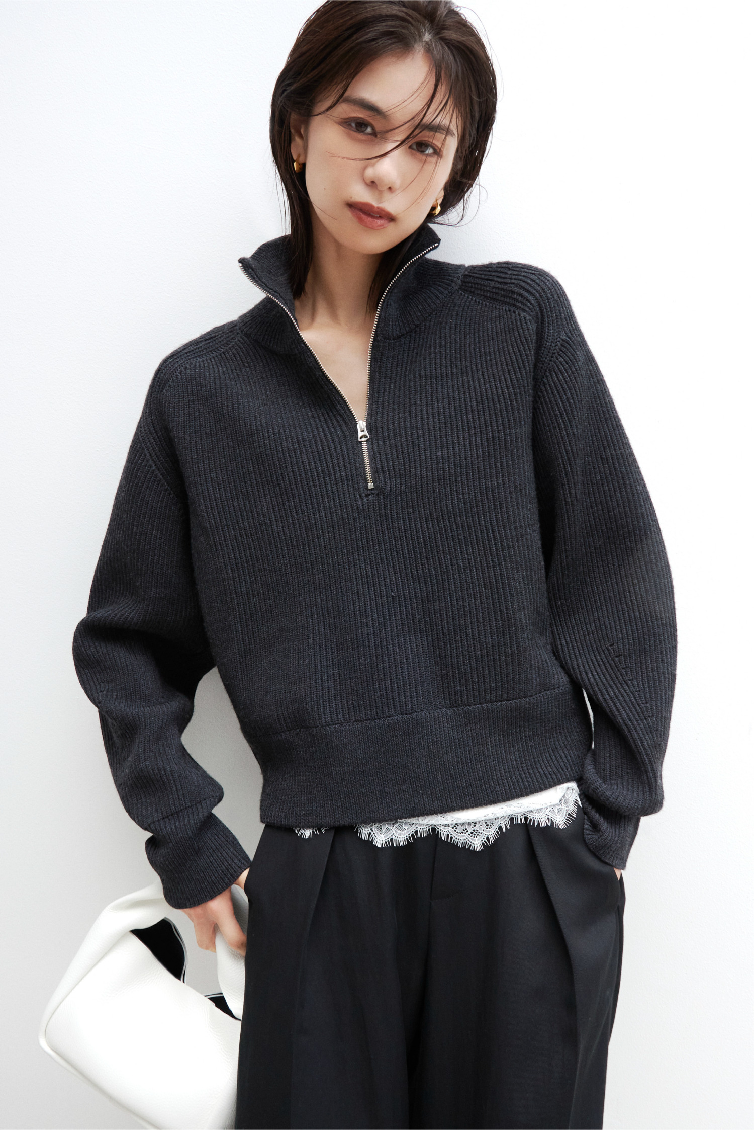 チャコールのハーフジップニットと白のバッグを持つ佐藤晴美（look 02 3枚目）