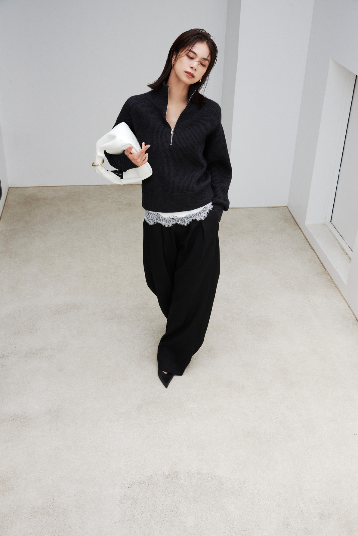 チャコールのニットと黒のパンツを着用した佐藤晴美（look 03 2枚目）