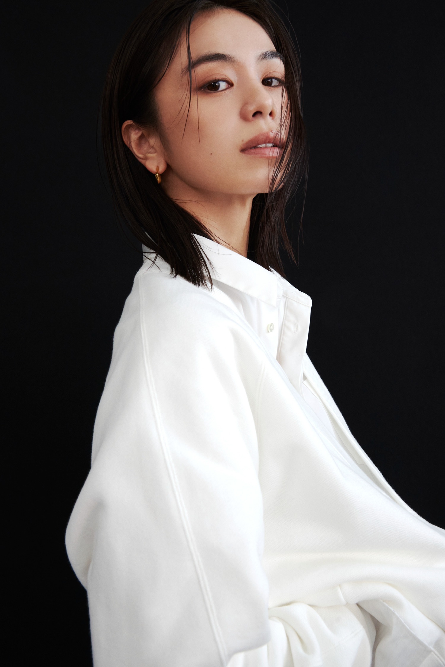 白のシャツを着用した佐藤晴美のアップ（look 05 2枚目）