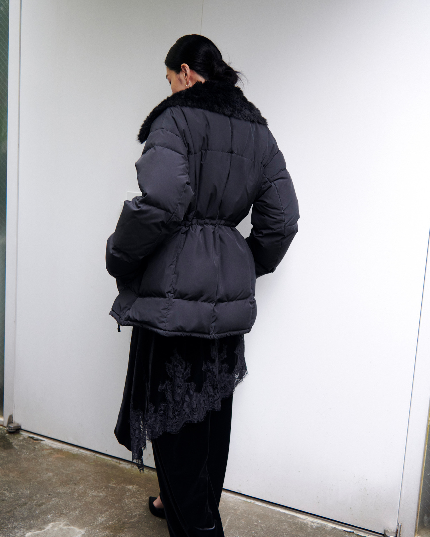 ダウンジャケット BLACK の着用カット（後ろ姿）