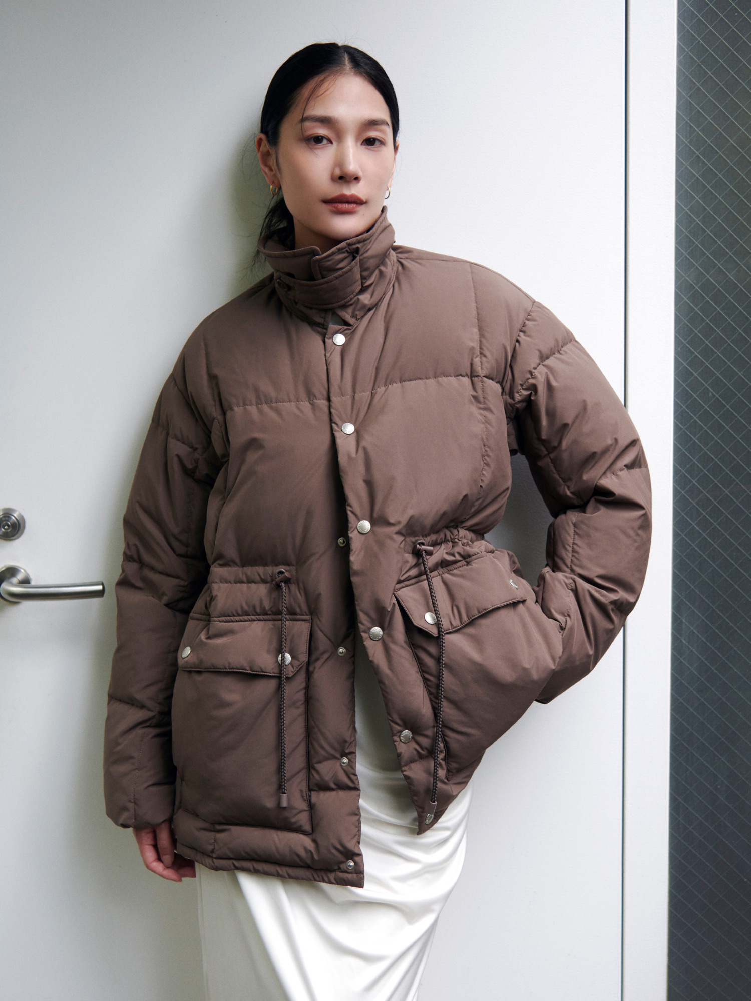 TAION × MIESROHE ダウンジャケット BROWN の着用カット（正面）