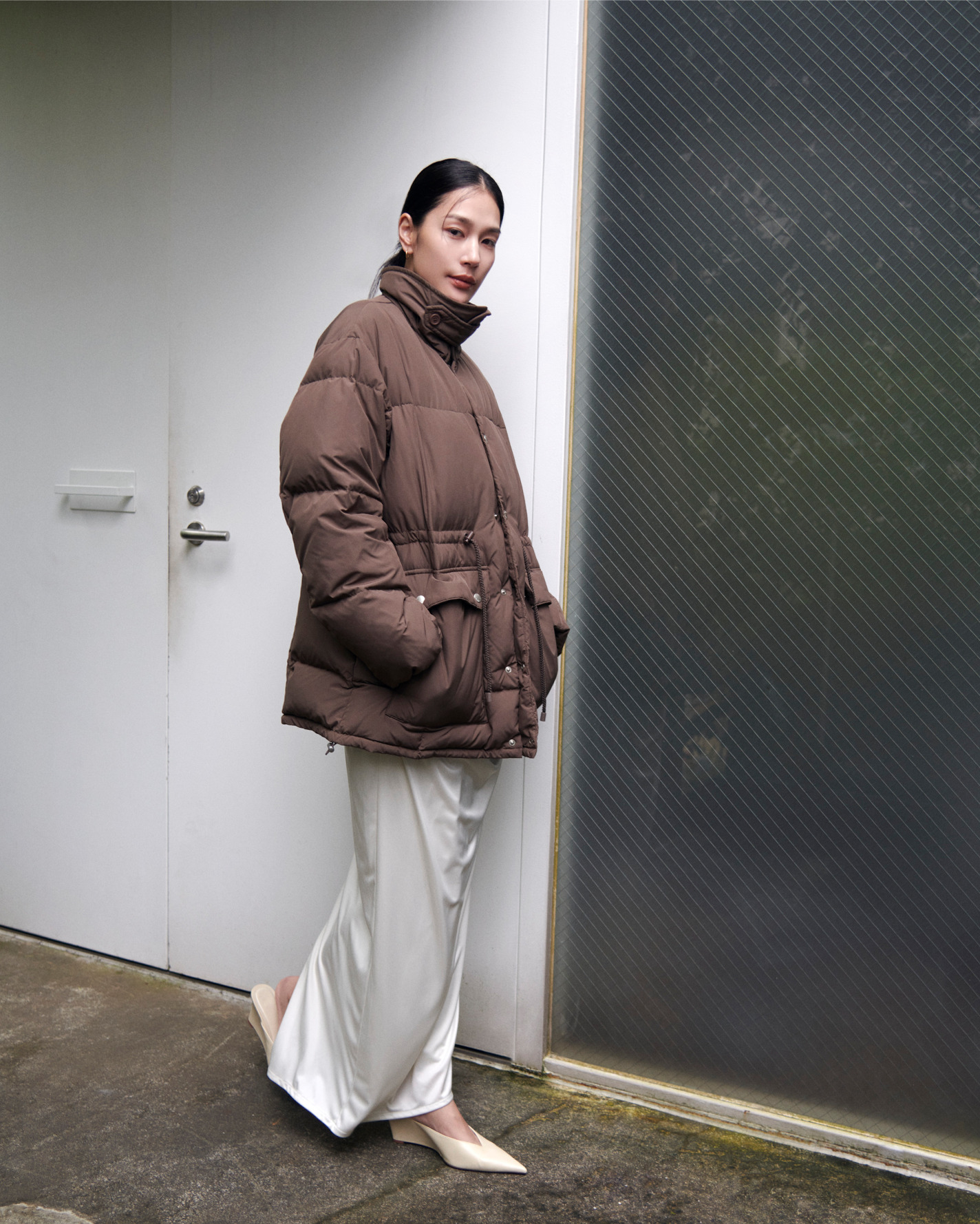 ダウンジャケット BROWN の着用カット（全身）