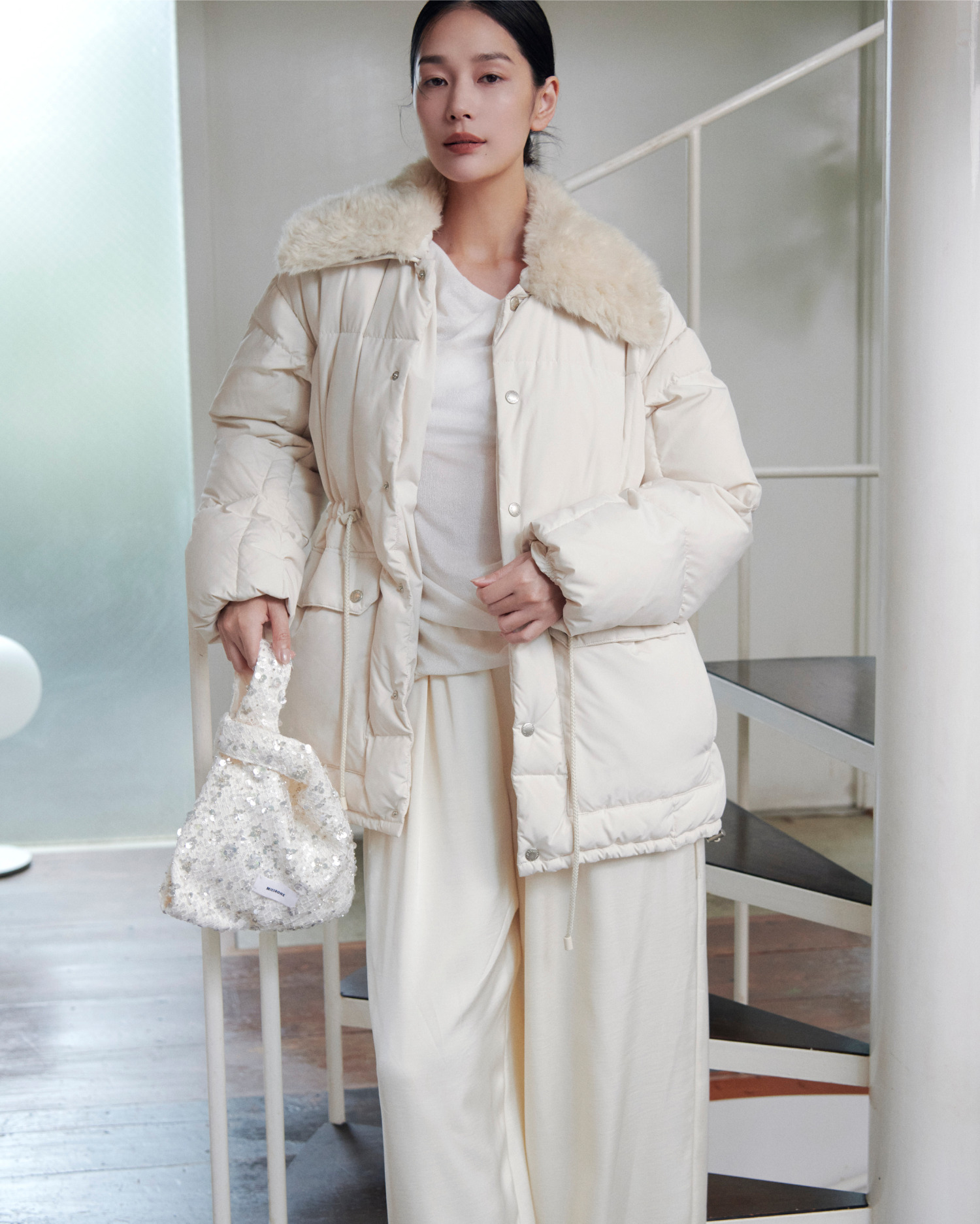 TAION × MIESROHE ダウンジャケット OFF WHITE の着用カット（正面）