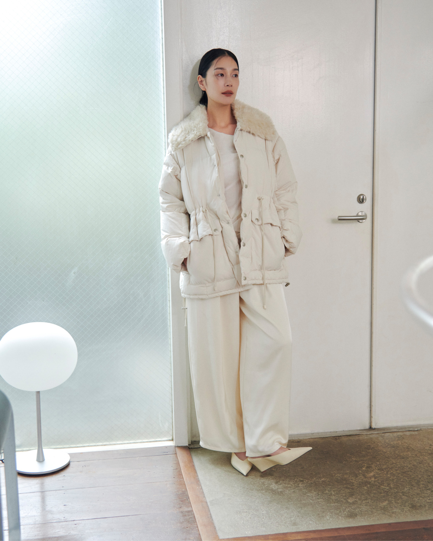 ダウンジャケット OFF WHITE の着用カット（全身）