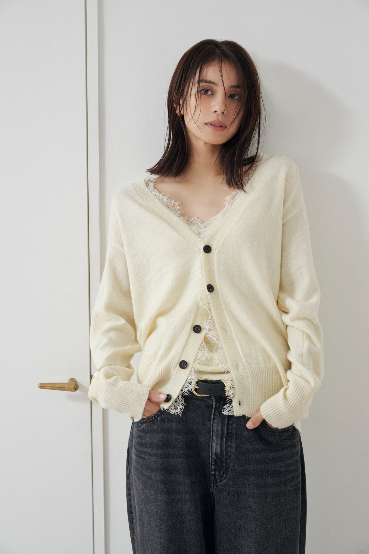Look02 白のカーディガンの上半身