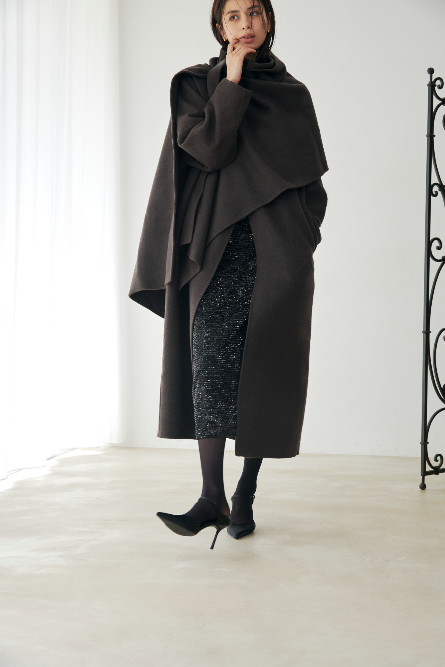 Look04 黒のコートとストールの全身カット