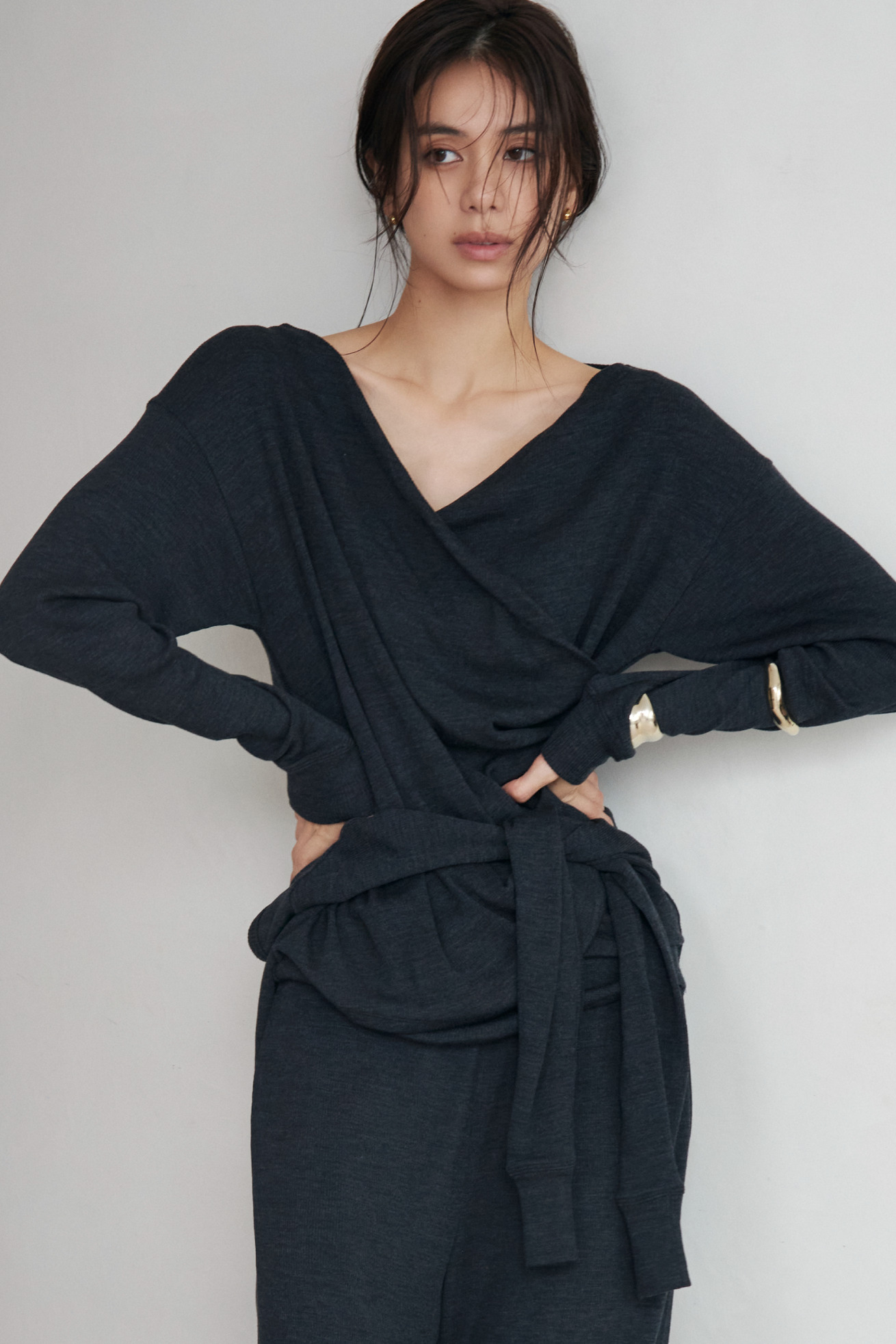Look05 黒のニットのアップ