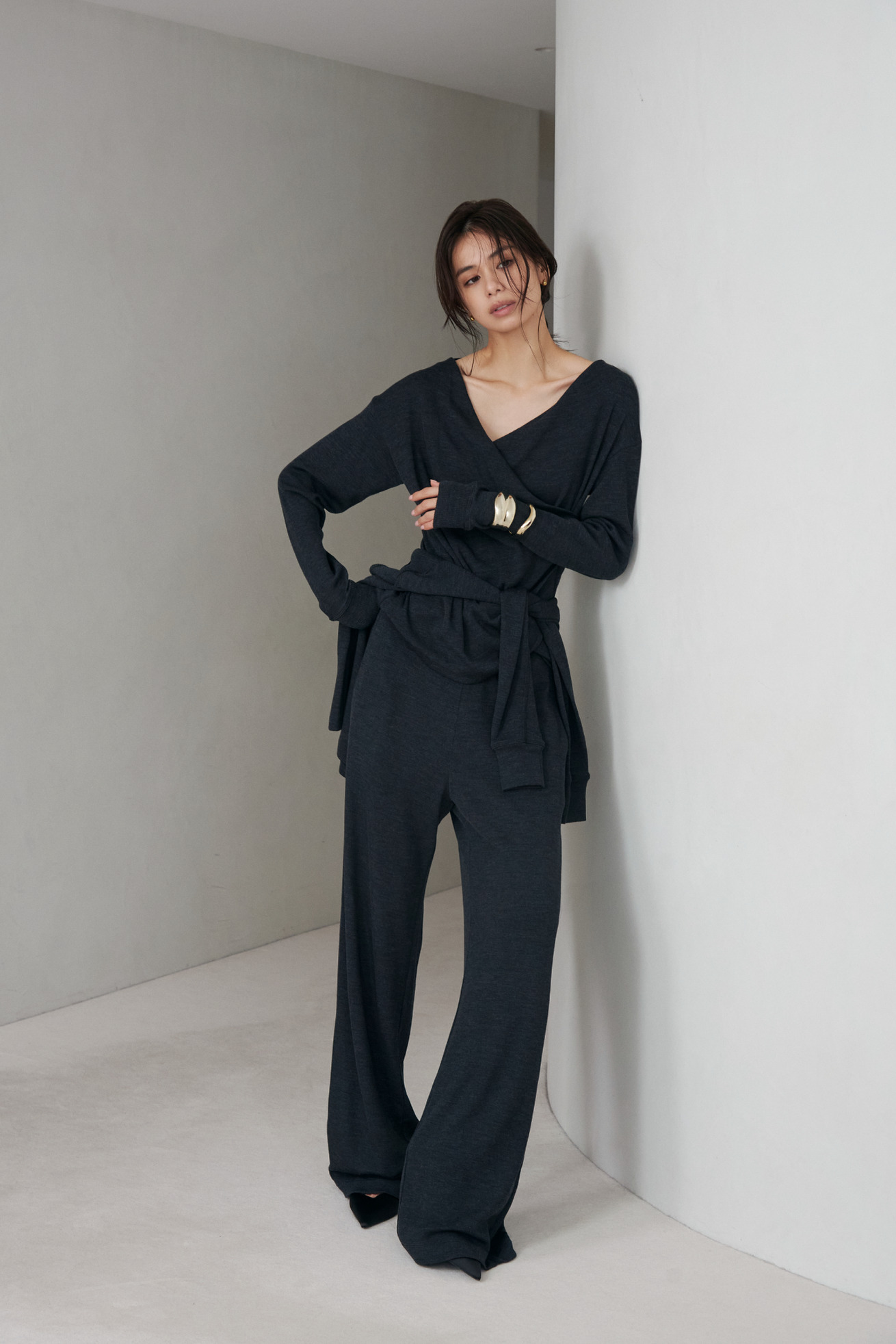 Look05 黒のニットとパンツの全身カット