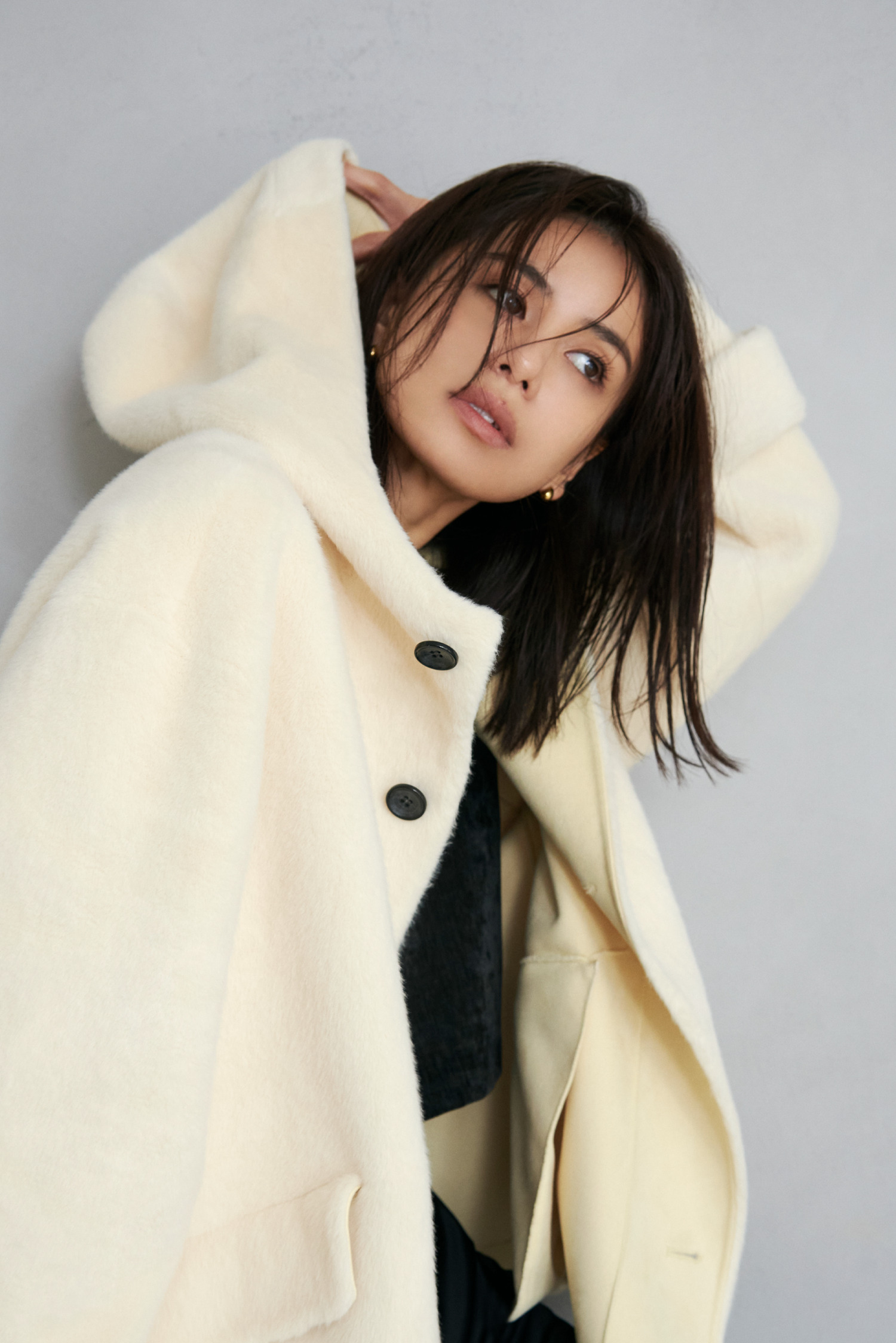 Look06 白のフード付きコートのアップ