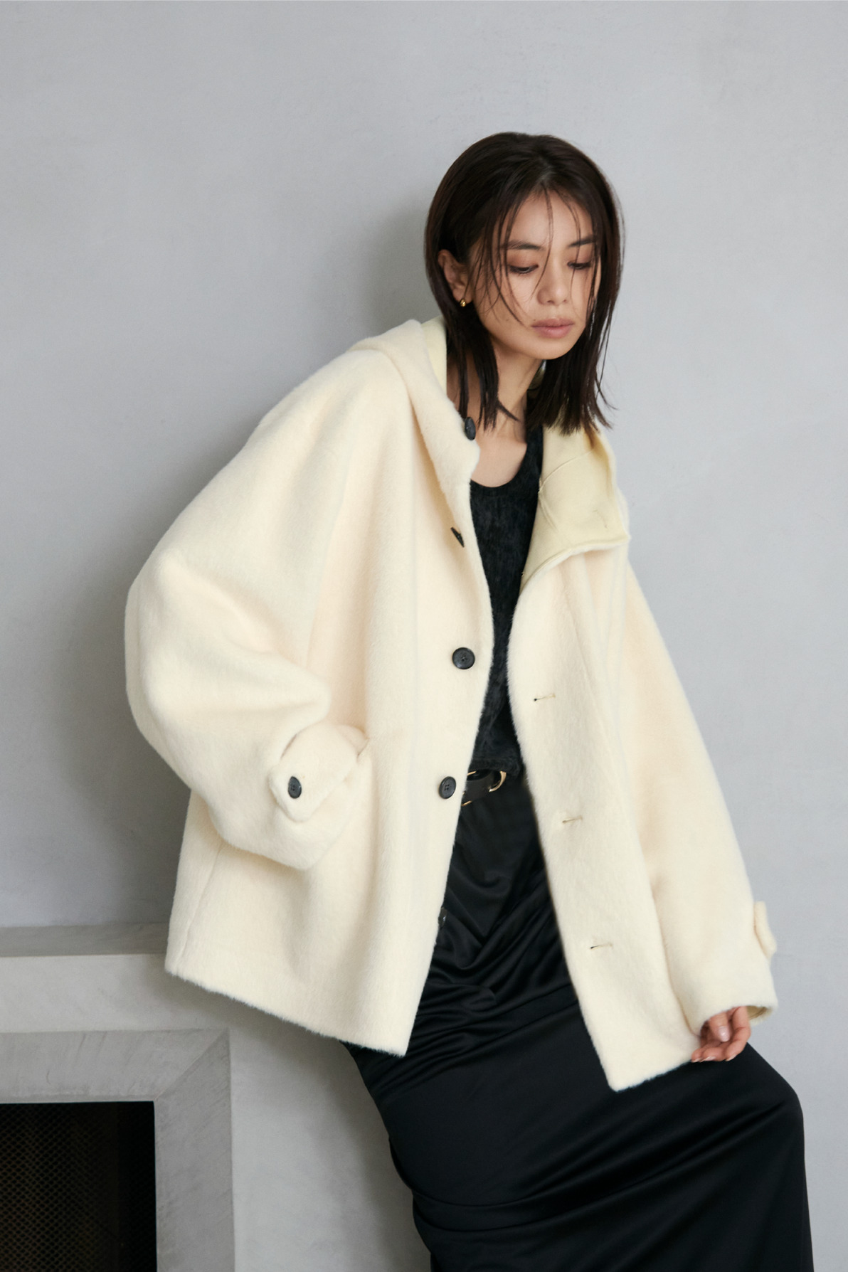 Look06 白のコートの上半身