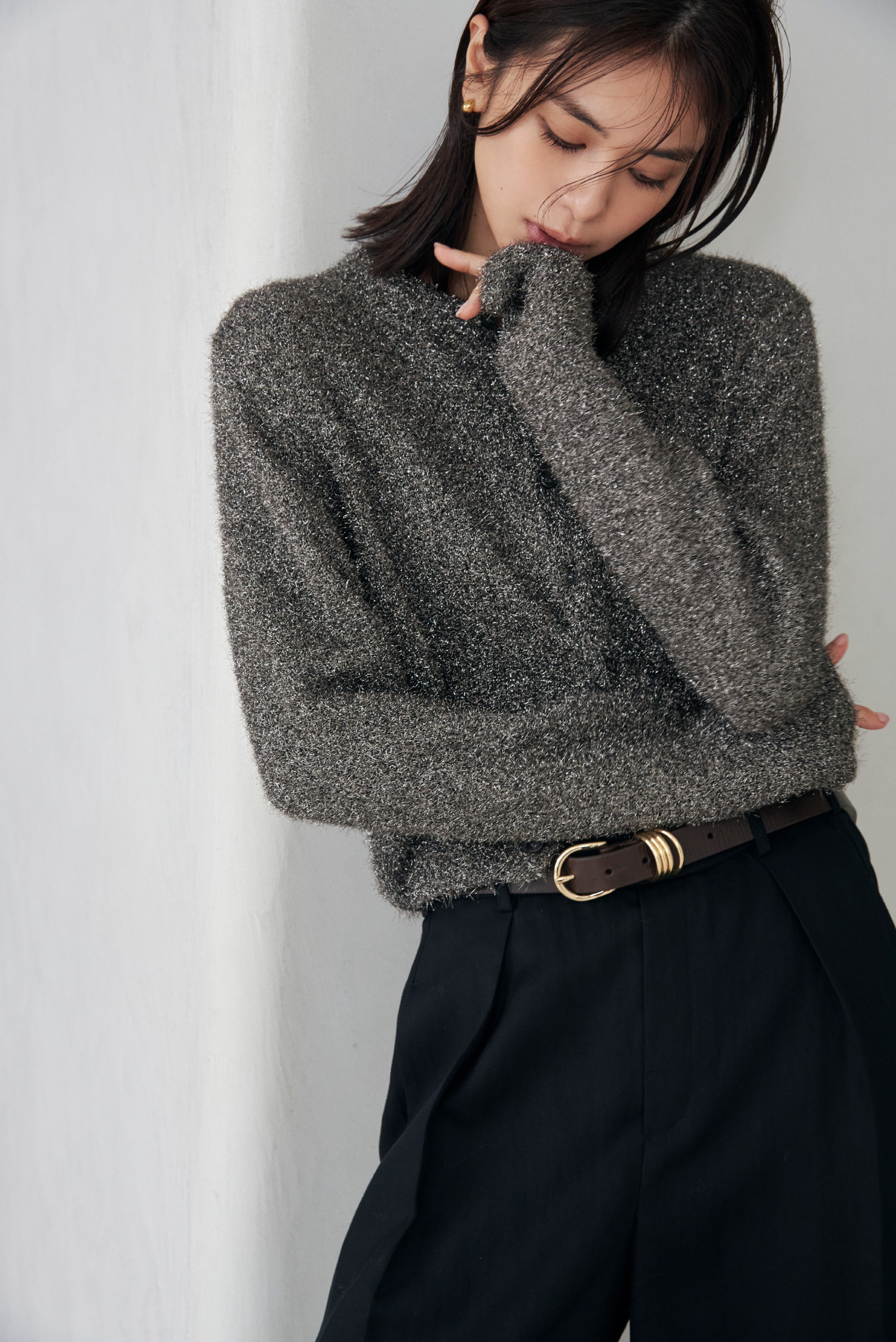 Look07 グレーのラメニットのアップ