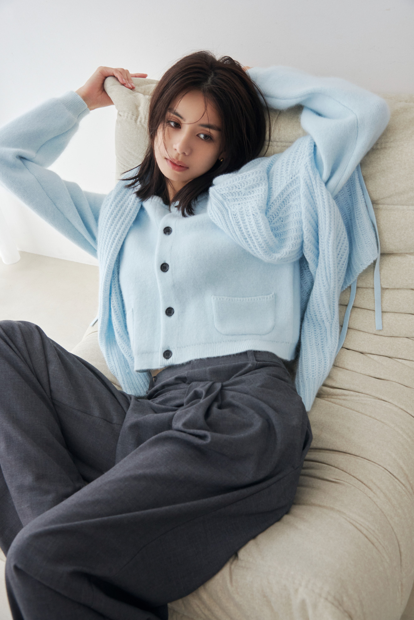 Look08 水色のカーディガンでソファにもたれる着用カット