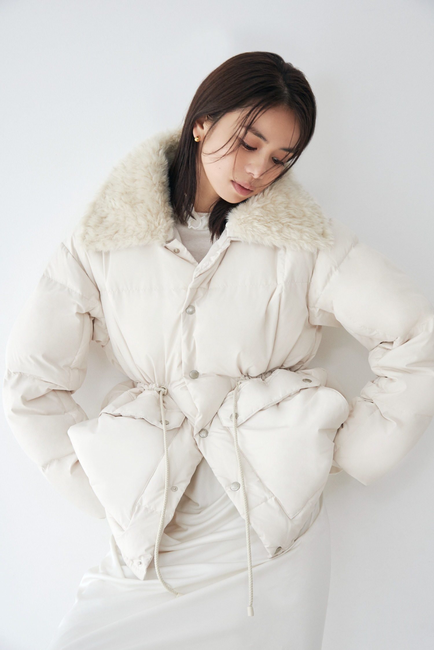 Look09 白のダウンジャケットのアップ