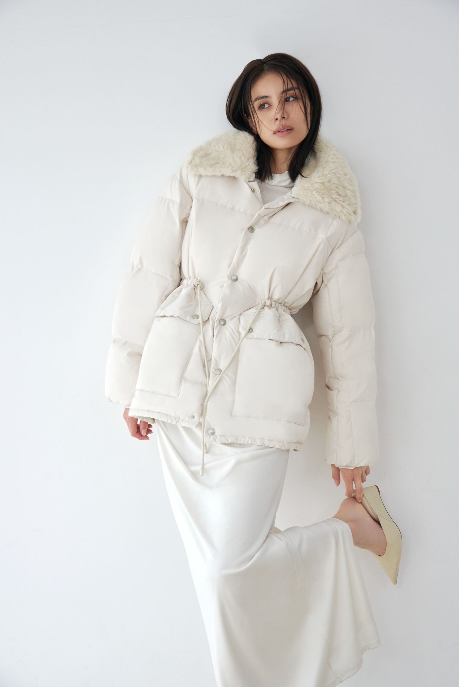 Look09 白のダウンジャケットとスカートの全身カット
