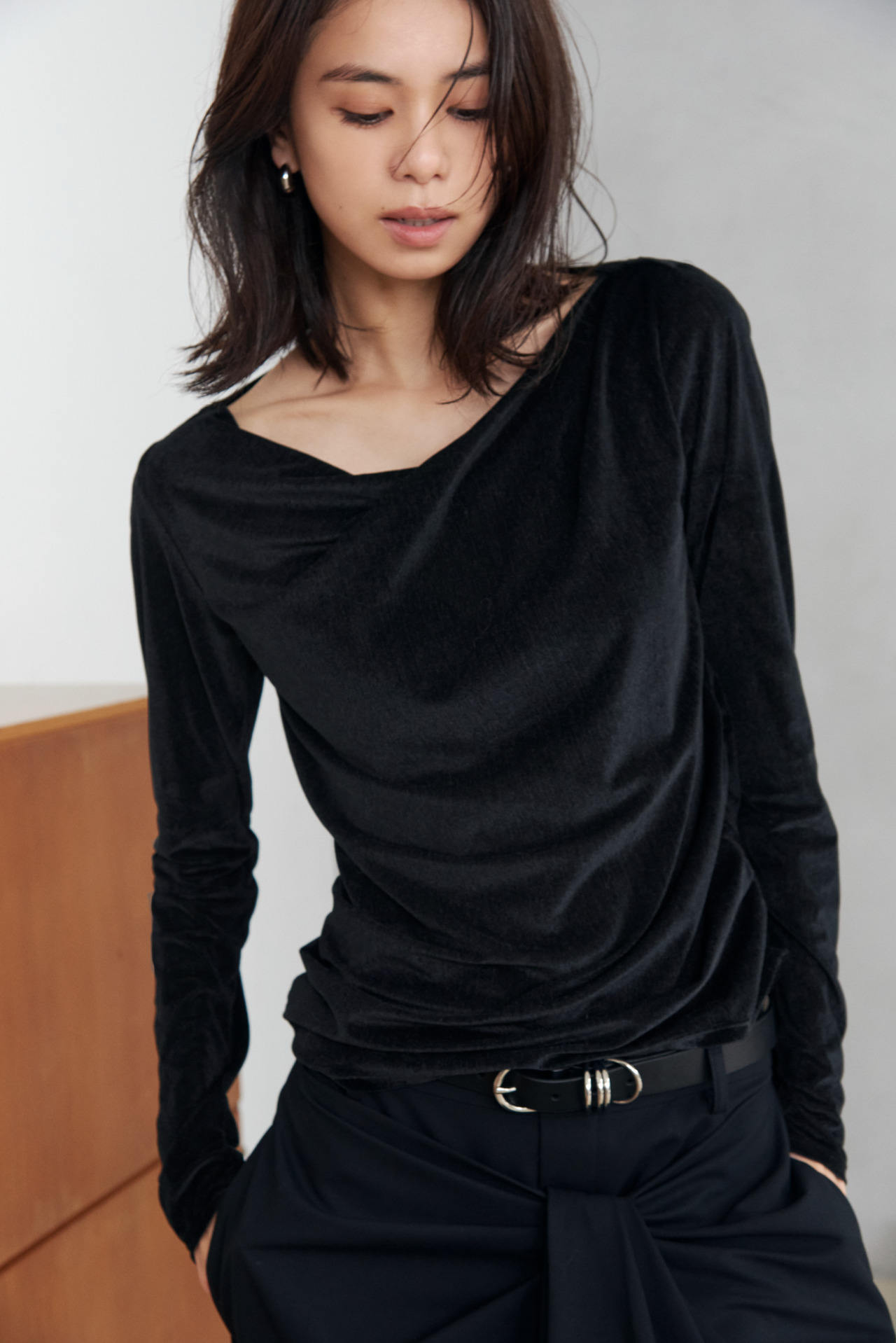 Look11 黒のトップスの上半身