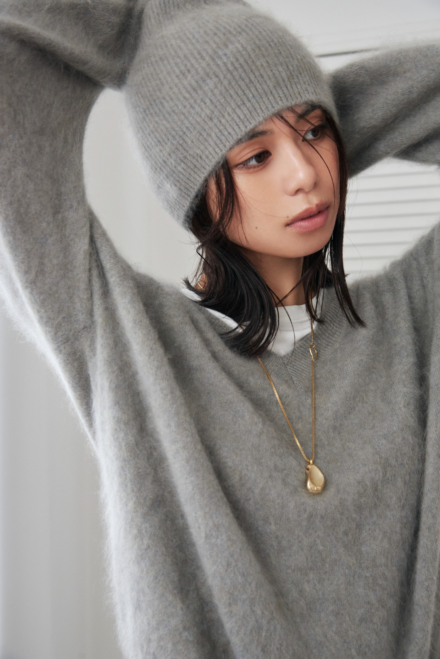 Look12 グレーのニットとハットのアップ